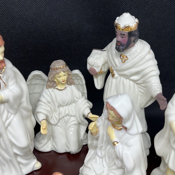 Vintage Home For The Holidays Porcelain Nativity Set with wood base. - Picture 4 of 6